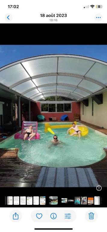 une photo de trois personnes dans une piscine dans l'établissement La villa épicurienne, à Bellengreville