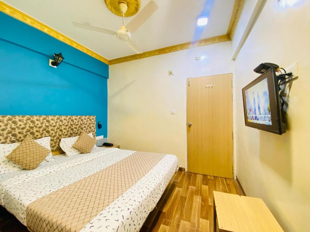 TV a/nebo společenská místnost v ubytování Hotel ABC Satellite Prahlad Nagar