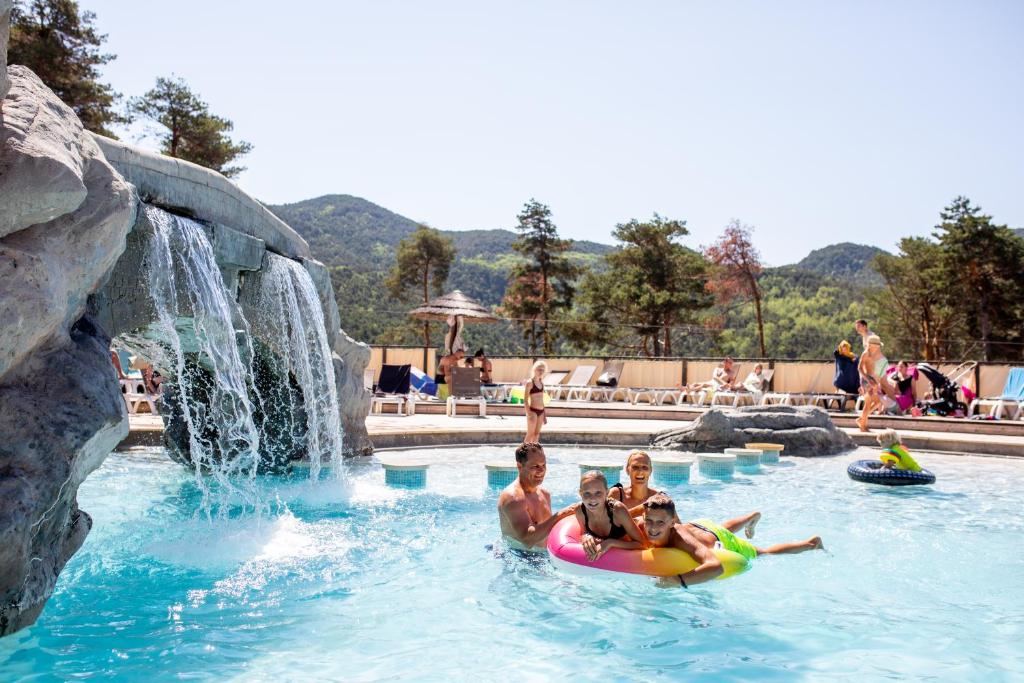 Bazén v ubytování Camping RCN Les Collines de Castellane nebo v jeho okolí