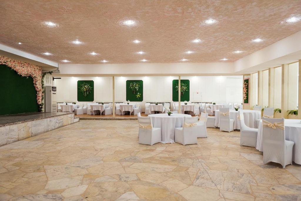 A restaurant or other place to eat at International Home of Scientists Joliot Curie