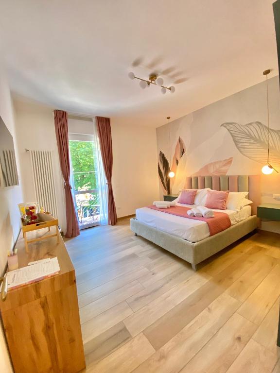 una camera da letto con un letto e una grande finestra di Sant'Orsola Lodge Bologna a Bologna