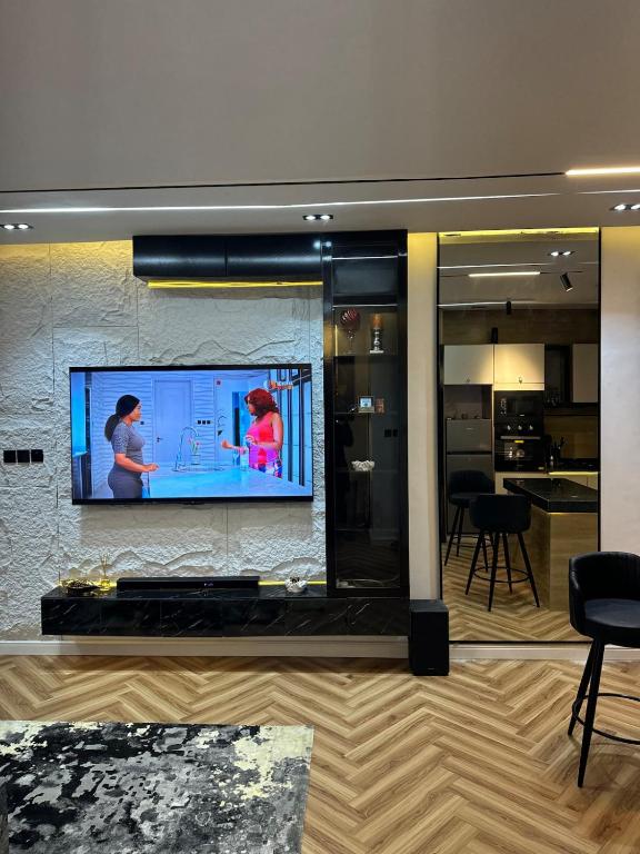 TV a/nebo společenská místnost v ubytování Luxury 2 BR Apt Free Parking, in a Secure Estate