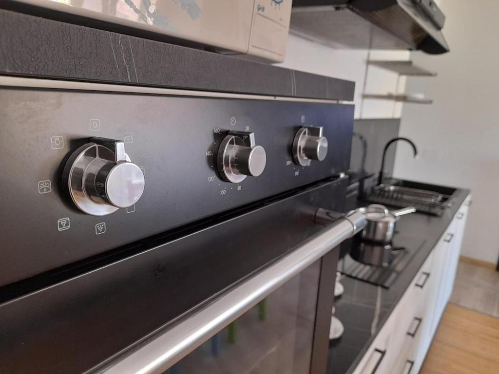 un piano cottura chiuso in cucina di Le Dimore del Sole int 8 a Olbia