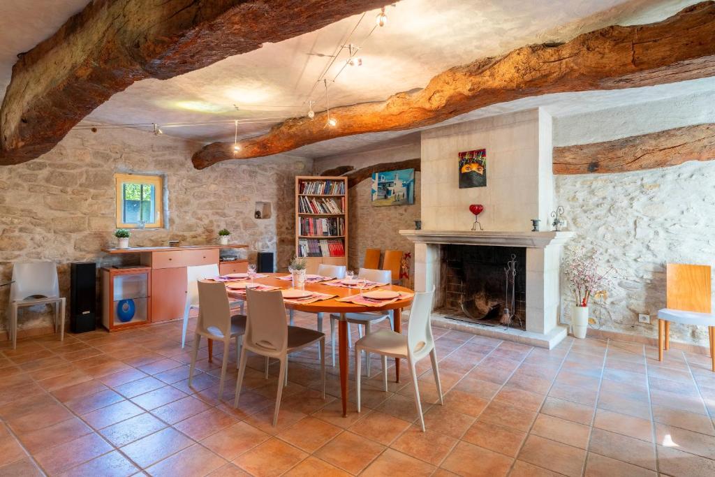 Kuchyň nebo kuchyňský kout v ubytování Mas De Charme Caumont Sur Durance