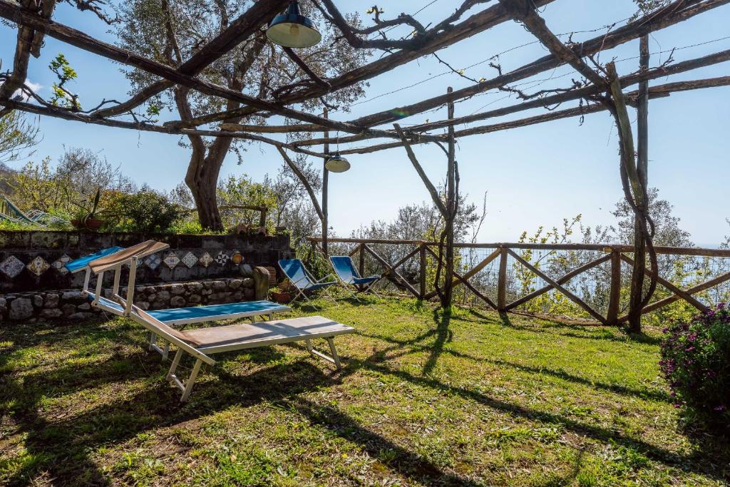 una hamaca en un patio debajo de una pérgola en Casa Valeria in the countryside, en SantʼAgata sui Due Golfi