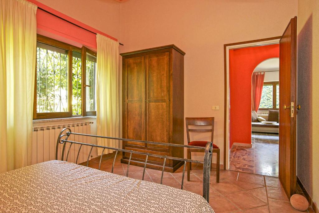 sypialnia z łóżkiem i krzesłem w pokoju w obiekcie Casa La Campanella w mieście Germignaga