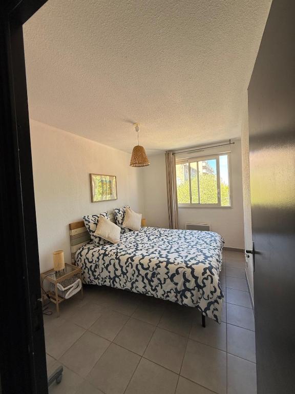 une chambre avec un lit et une fenêtre dans l'établissement Charmant appartement moderne avec place de parking privative, à Marseille
