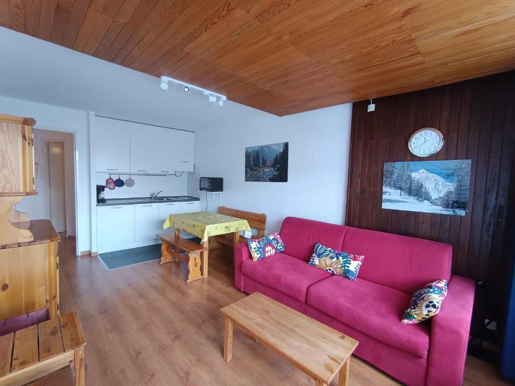 un salon avec un canapé rose et une table dans l'établissement Appartement proche pistes et commerces, 6 pers, vue montagnes, animaux admis, parking - FR-1-445-86, à Montgenèvre