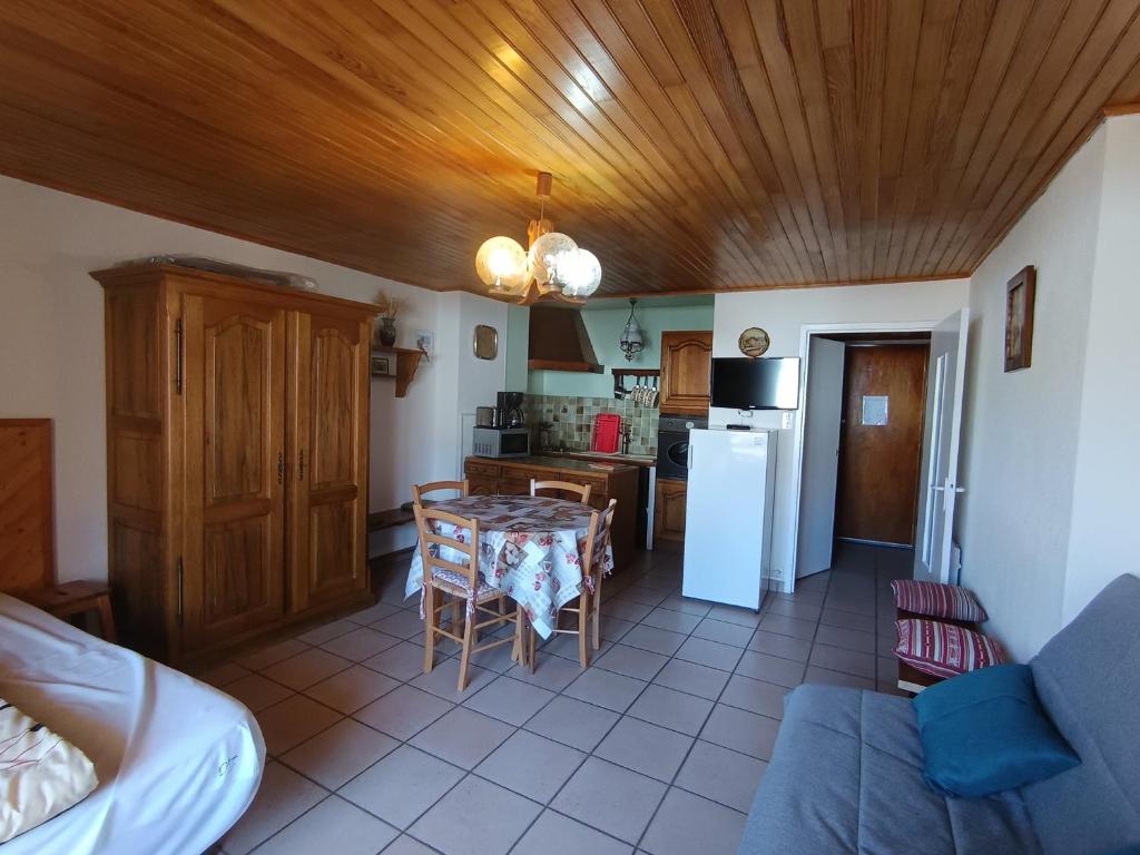 une cuisine et une salle à manger avec une table et des chaises dans l'établissement Studio 4 pers - Petit prix - Parking, balcon sud - Animaux acceptés - FR-1-445-79, à Montgenèvre