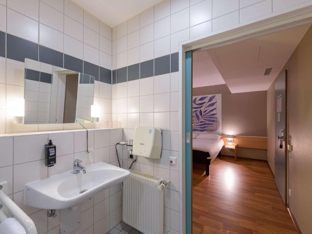 Koupelna v ubytování ibis Heilbronn City