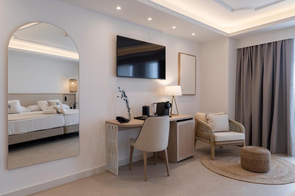 Кровать или кровати в номере PONTIANA Thalasso Hotel