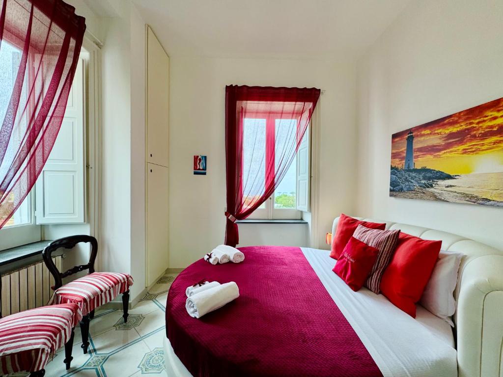 Posteľ alebo postele v izbe v ubytovaní Villa Falconieri Sorrento Suite