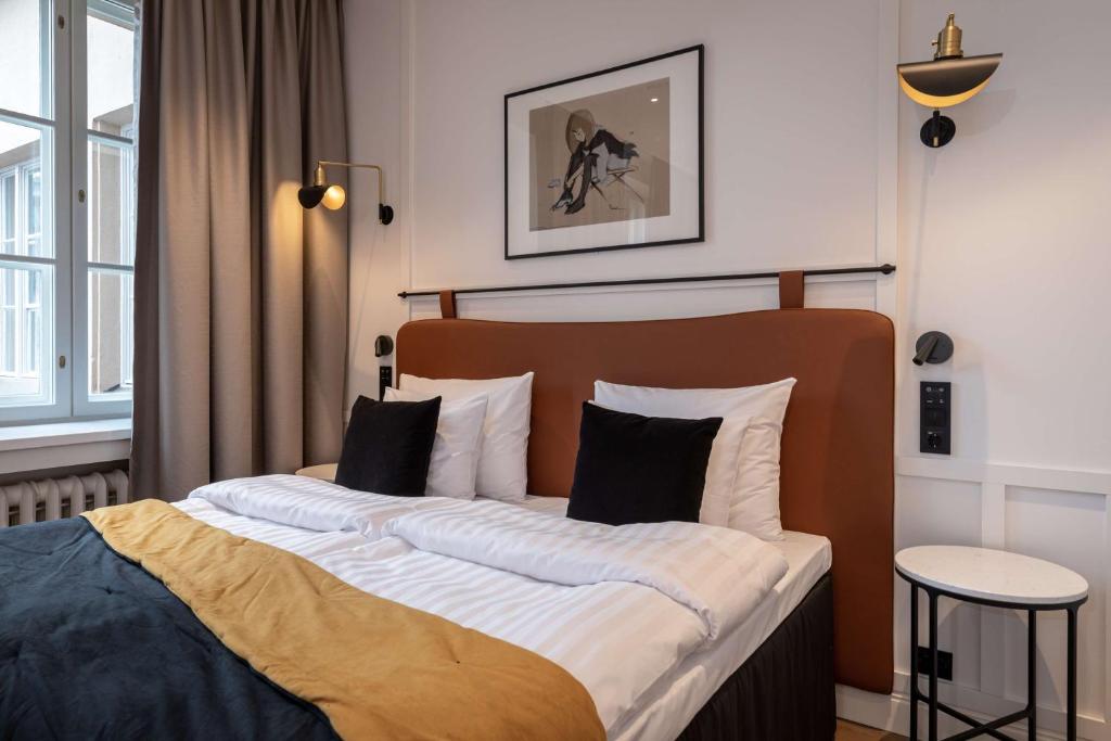 Scandic Grand Central Helsinki房間的床