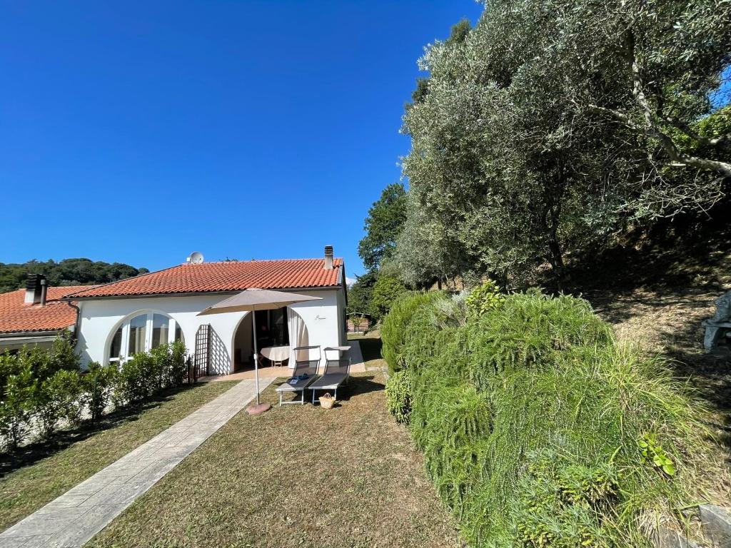a view of a house with a garden at Casa Rosmarino, grill, Wi-Fi by ToscanaTour in Riparbella