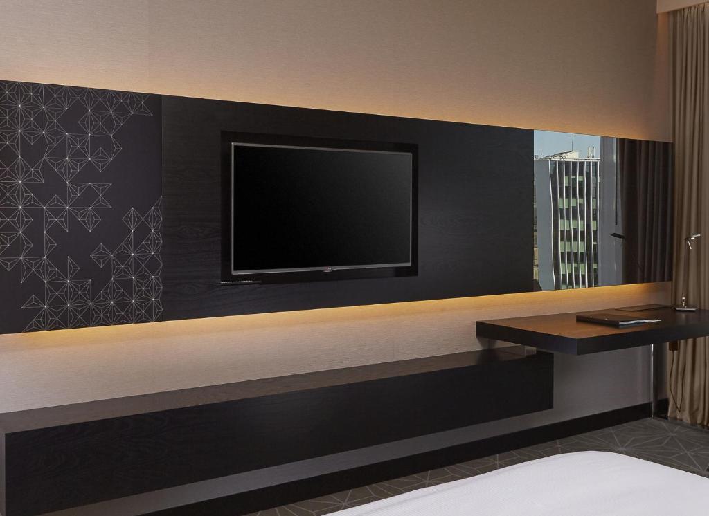 TV a/nebo společenská místnost v ubytování Hilton Tallinn Park