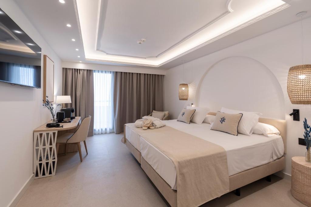 Кровать или кровати в номере PONTIANA Thalasso Hotel