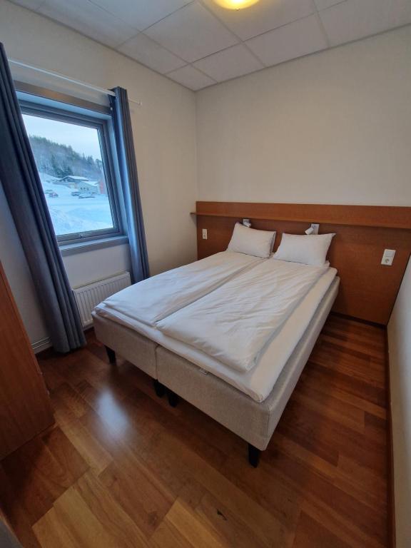 Postel nebo postele na pokoji v ubytování Bjugn Hotell