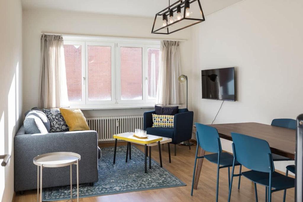 Χώρος καθιστικού στο Modern appt opposite theatre, 7 min walk to Messe