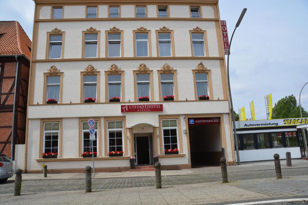 a tall building with windows on a city street at Altstadthotel Harburg in Hamburg