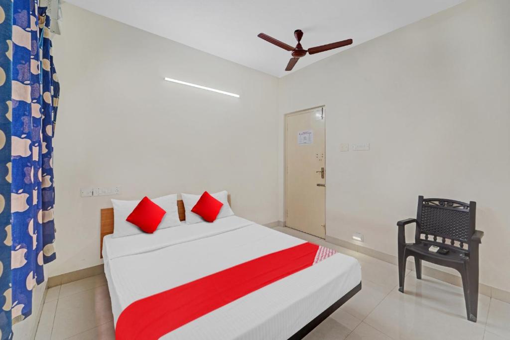 Una cama o camas en una habitación de Hotel O Grand Residency