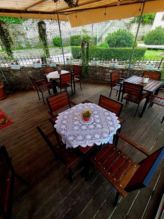 Un restaurante o sitio para comer en Silver Hill Guesthouse