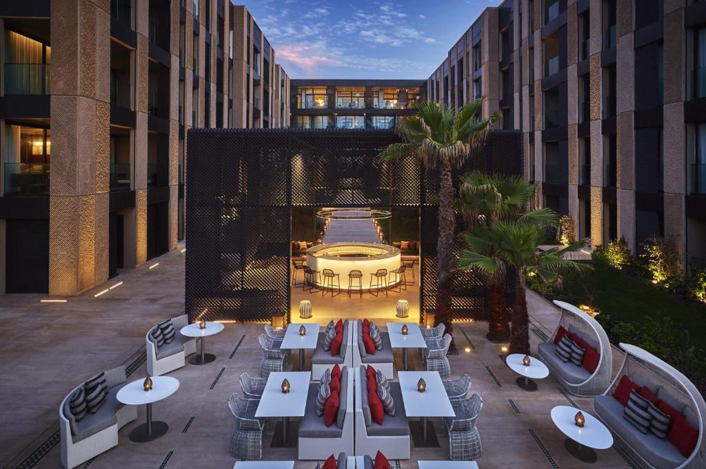 uma vista sobre um pátio com mesas e cadeiras em Four Seasons Hotel Casablanca em Casablanca