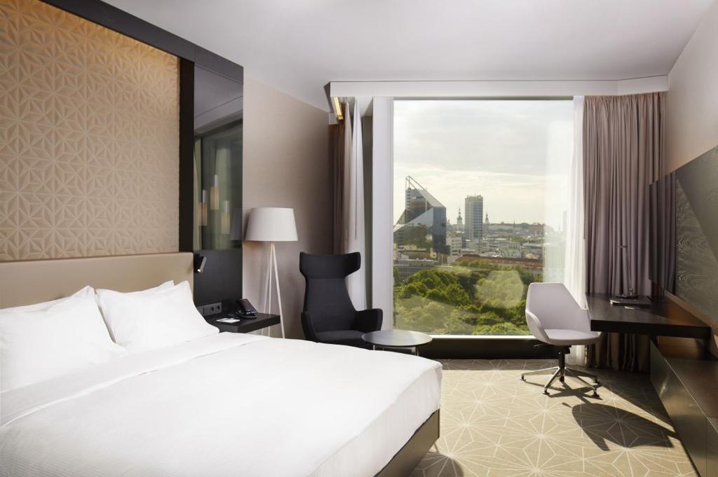 Postel nebo postele na pokoji v ubytování Hilton Tallinn Park