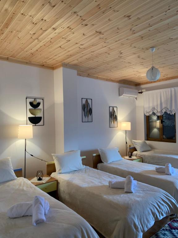 Postel nebo postele na pokoji v ubytování StoneTale Garden Guesthouse