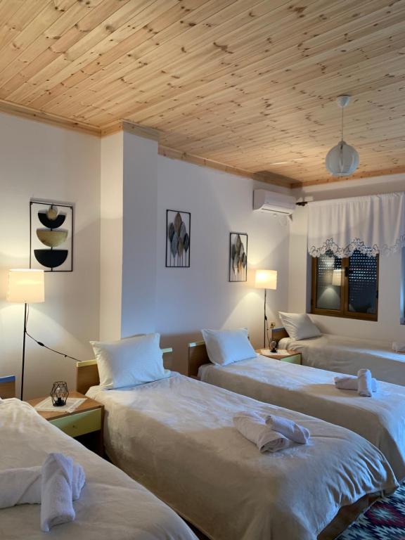 Postel nebo postele na pokoji v ubytování StoneTale Garden Guesthouse