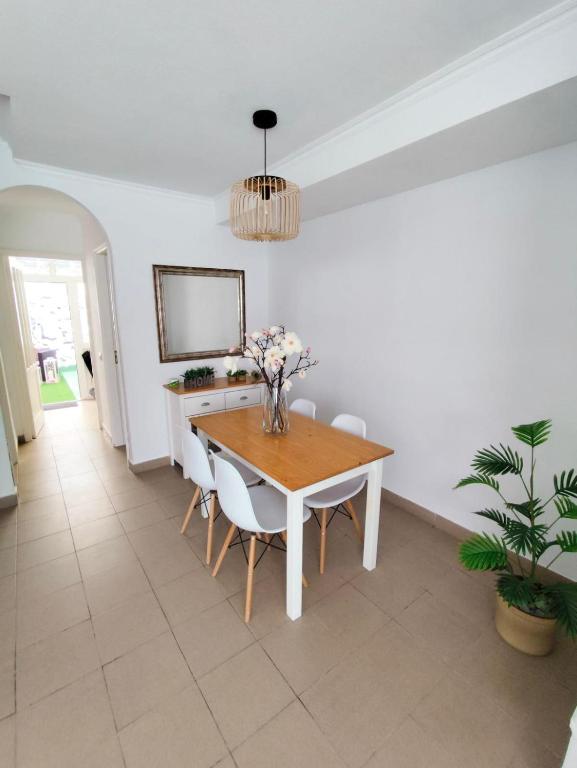 a dining room with a table and chairs at Dúplex Casa Nerea in Santa Cruz de la Palma