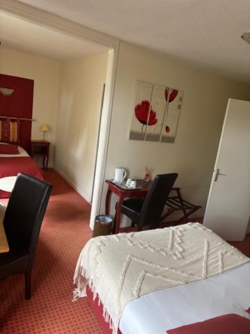 Postel nebo postele na pokoji v ubytování Logis Hôtel de la Tour