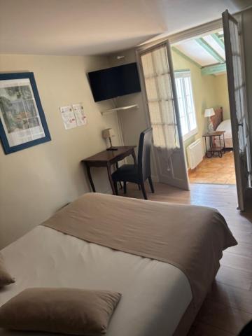 Postel nebo postele na pokoji v ubytování Logis Hôtel de la Tour