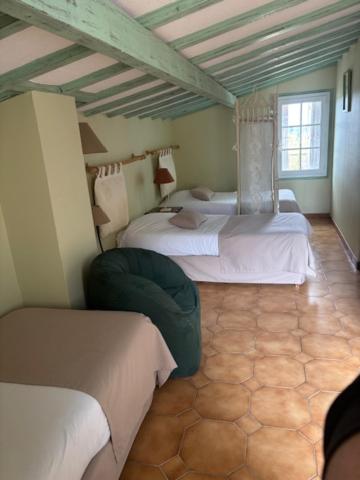 Postel nebo postele na pokoji v ubytování Logis Hôtel de la Tour