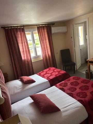 Postel nebo postele na pokoji v ubytování Logis Hôtel de la Tour