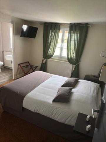 Postel nebo postele na pokoji v ubytování Logis Hôtel de la Tour