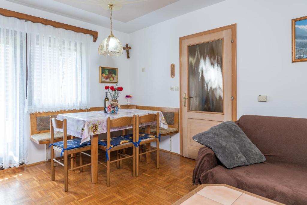 Χώρος καθιστικού στο Holiday Home Pri Srni