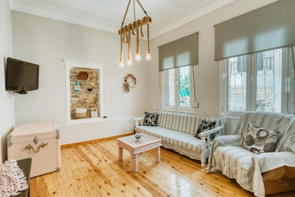 ein Wohnzimmer mit Sofa und Fernseher in der Unterkunft Sunflower Kallimasia in Kallimasiá