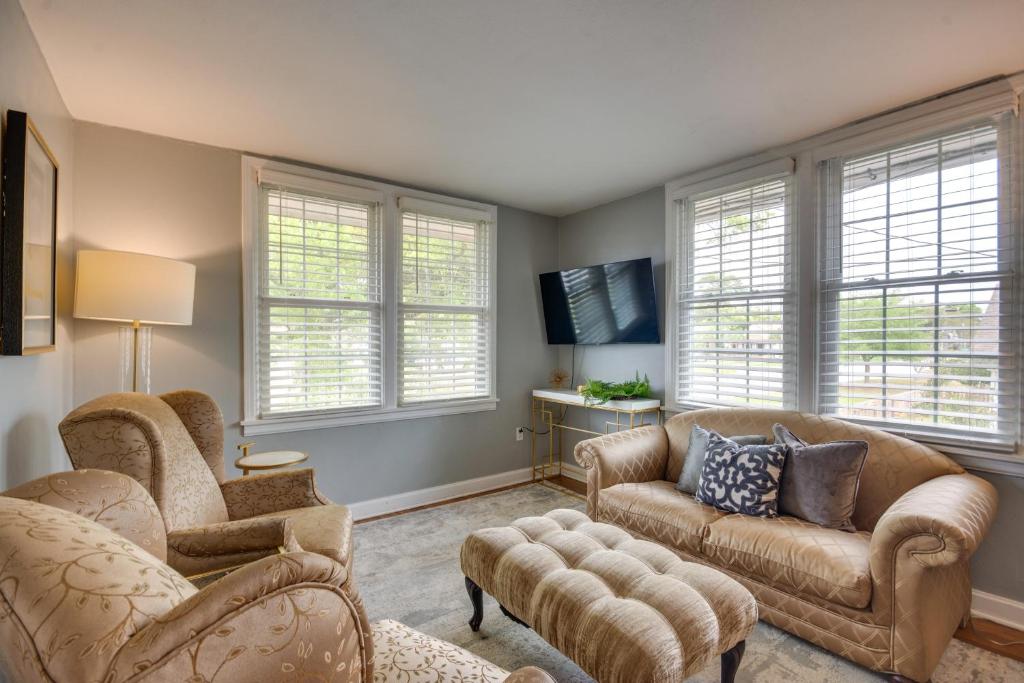 Una sala de estar con dos sofás y un televisor. en 2 Mi to Dtwn Pensacola Charming Apartment, en Pensacola