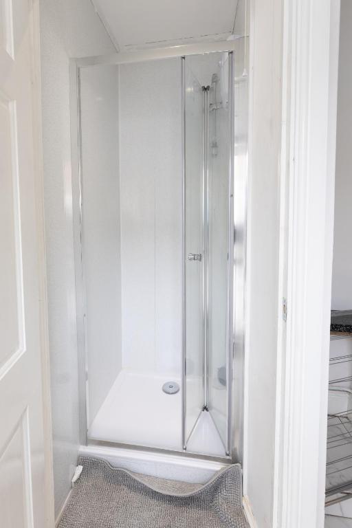 Luxurious 5 bedrooms apartment and a living room in 7 Sydenham Road, Oxbridge, Stockton, Stockton-on-Tees, TS18 4DG - Casa Con Sei Camere Da Letto