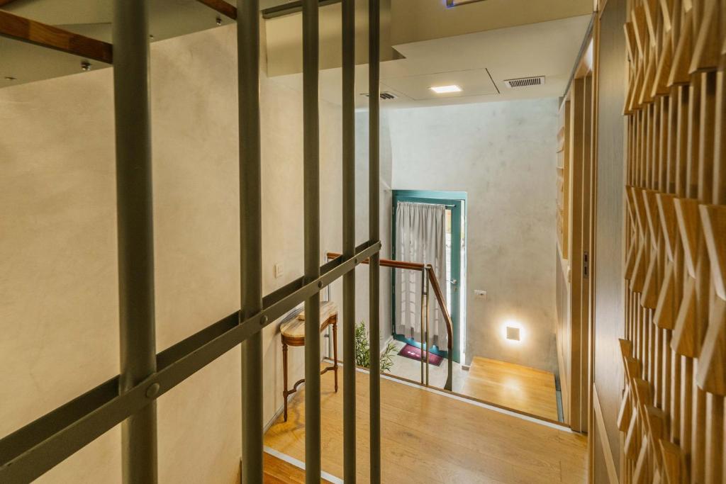 een trap in een huis met een trap bij Panaretos Deluxe Maisonette in Chania