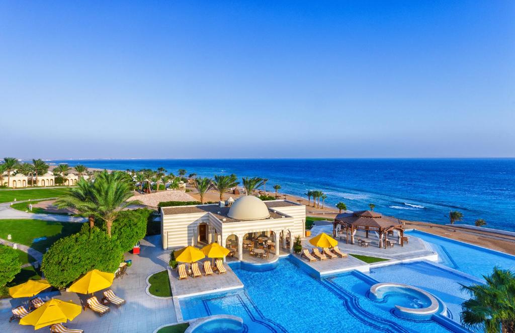een luchtzicht op een resort met een zwembad bij The Oberoi Beach Resort, Sahl Hasheesh in Hurghada