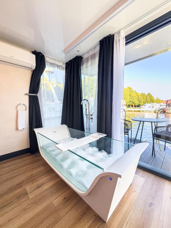 L'Escale Royale Saverne - Rhin - Strasbourg - 套房设有水疗浴缸、桑拿浴室和屋顶