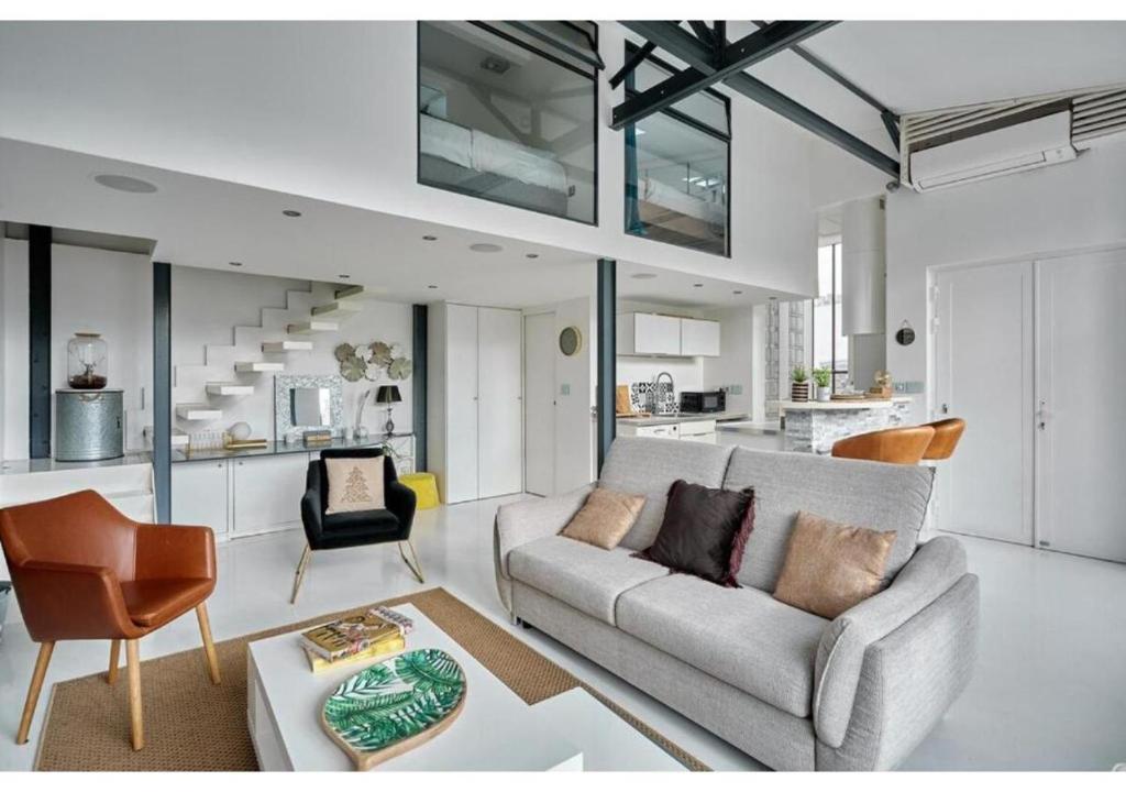 un salon avec un canapé et une table dans l'établissement Duplex Center of Paris by Studio prestige, à Paris