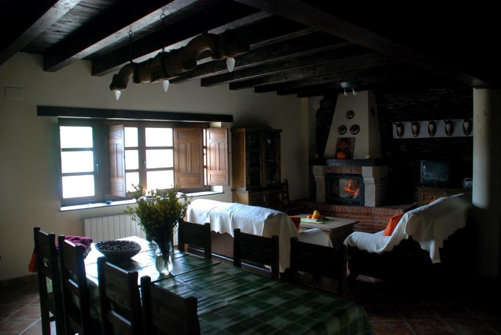 Casa Rural Aquilamas في La Bastida: غرفة طعام مع طاولة وكراسي في غرفة
