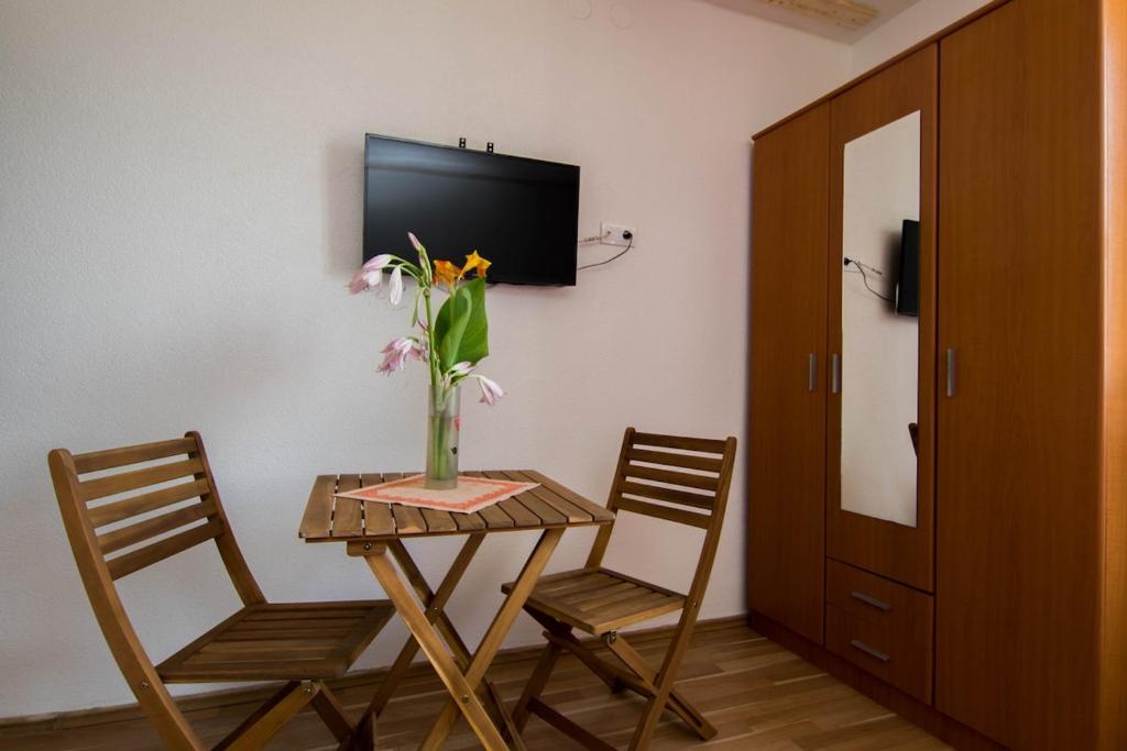 TV a/nebo společenská místnost v ubytování Seaside Studio Mare, only 15 meters from sea