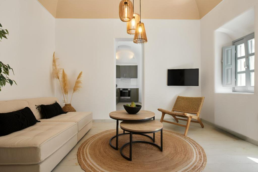 TV a/nebo společenská místnost v ubytování Arxegono Cave Houses Santorini