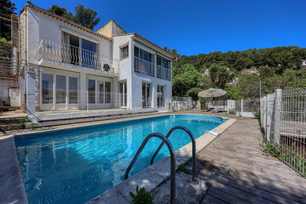una piscina frente a una casa en Villa Helvétie - Welkeys, en Toulon