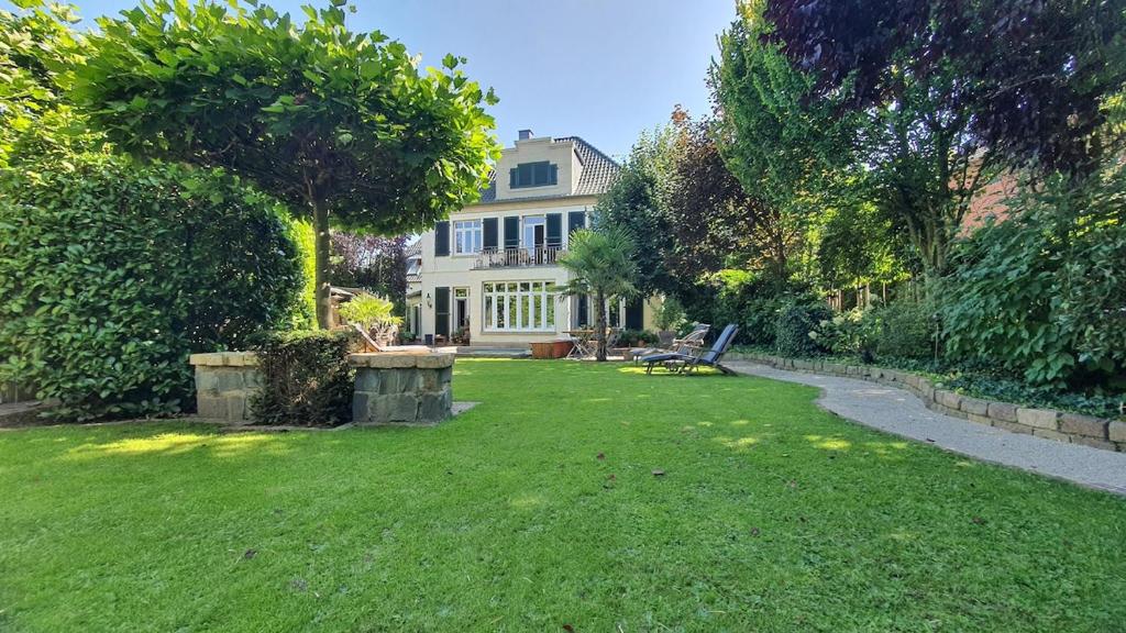 Κήπος έξω από το Deer House Boarding Suite