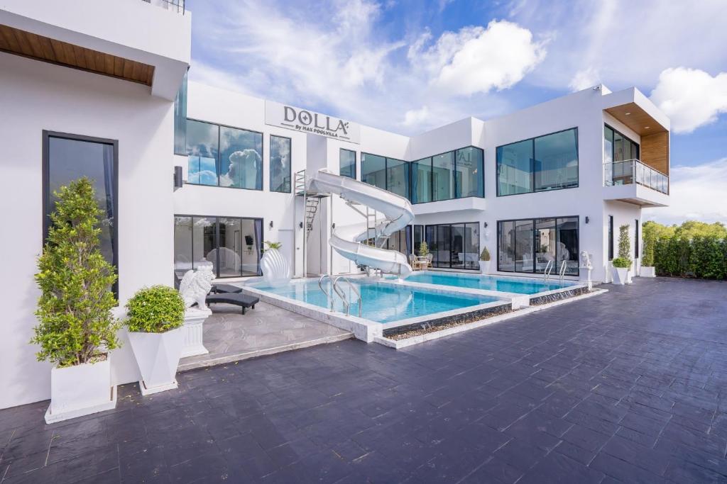 Πισίνα στο ή κοντά στο DOLLA Luxury PoolVilla Pattaya Bang Saray Beach 8 Bedrooms