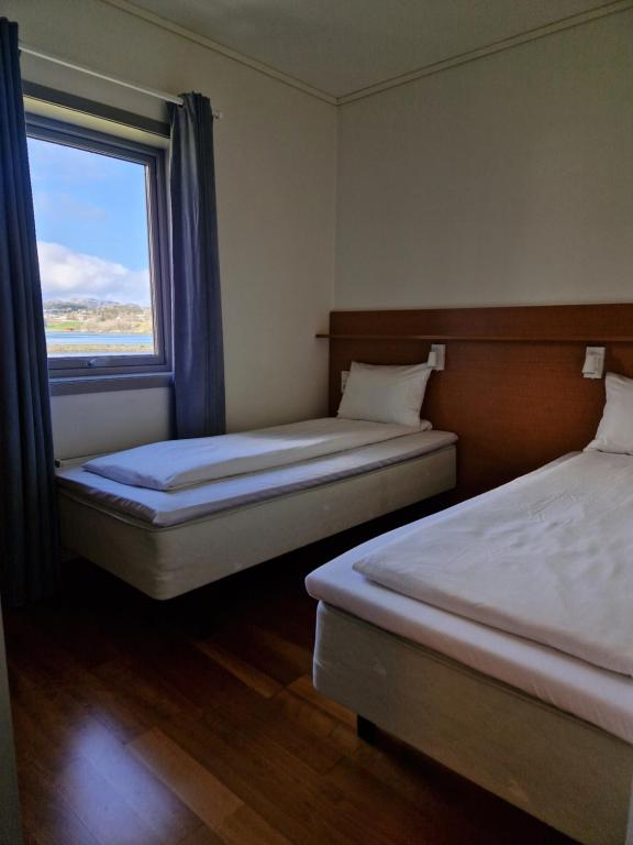 Postel nebo postele na pokoji v ubytování Bjugn Hotell